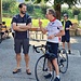<b>L'onorevole sindaco discute con l'ex ciclista professionista Marco Vitali.</b>