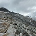 Unterhalb der 3 Gipfelziele befinden sich riesige Plattenschüsse. Bei den Schneefeldern unter den Bachmayrspitze sind wir Richtung Schwarzes Hörndl hinübergequert.