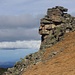 Die alleine stehende Felsbastion Сфинкса (Sfinksa) steht im breiten Grassattel südlich des Дено (Deno).
