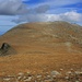 Rückblick in den breiten Sattel mit der Felsformation Сфинкса (Sfinksa) und zum mächtigen Grasberg Дено (Deno; 2790m). 