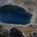 Ein traumhafter Tiefblick bietet einem der Grat zwischen Иречек (Ireček) und Maлкa Mусала (Malka Musala) auf den tiefblauen Bergsee Ледено езеро (Ledeno ezero).