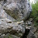 Man passiert den nächsten Felsen, einen Kletterfels namens Pornowand, zu dem zwei Fixseile hinaufhelfen. 