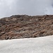 In einer Firnpassage. Darüber geht es steil über ehemaliges Gletschergelände, plattige Felsen mit Geröll zum Gipfel des Ofenhorns.