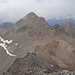 Blick vom höchsten Gipfel des Strahlgräts über den Strahlgrätpass zum Turbhorn