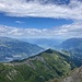 Gipfelausblick ins Tal des Schranggabaches - mit Schiterberg diesseits, Pizalun jenseits des Rheins
im (diffusen) Hintergrund die Churfirsten