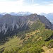 Rückblick vom Gaflei-"Chöpfli" zum Gafleisattel, dem rechts noch im Schatten sich befindlichen Fürstensteiges und zum Grat des Helwangspitzes