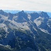 Weiter entlang der Karwendel-Hauptkette zeigen sich Breitgrieskarspitze, Große Riedlkarspitze, Larchetkarspitze und Pleisenspitze