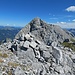 Gipfelsteinmann der Hinteren Schlichtenkarspitze, mit der Vogelkarspitze im Hintergrund