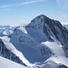 Der Gipfelaufbau des Finsteraarhorns. Der Normalweg führt über das obere Gletscherplateau zum Grat und über diesen zum Gipfel.