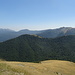 Dal Monte delle Vitelle (m.1846): i boschi del vallone Peschio di Jorio, la "Costa del Ceraso" con La Rocca (m.1924), il M.Tranquillo (m.1841) e la Serra Traversa (m.1865).