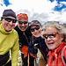 Und weil die Berggänger trotz kaltem Wind hervorragend gelaunt sind, lächeln sie auch nochmal in die andere Kamera ...
(Foto: WoPo)