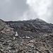La vetta del Monte Gleno e la cresta NE (a sinistra) da percorrere viste dagli sfasciumi che ricoprono l'ormai ex ghiacciaio del Trobio