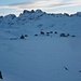 Morgenstimmung auf der Malchsee-Frutt (1902m) mit dem zugefrorenen Melchsee (1891m). Die Gipfel der langen Bergkette von links nach rechts sind: Titlis (3238,3m), Klein Titlis (3062m), Reissend Nollen (3003m), Chli Wendenstock (2957m), Gross Wendenstock (3042m), Pfaffenhuet (3009m), Mähren (2970,0m) und Tällistock (2579,6m).