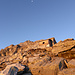 Ankunf beim ehemaligen Steinbruch für Gneisplatten auf ca. 2750m am Cima de Verchenca NE-Grat, darüber der bald untergehende Mond