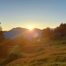 Über Liehtensteins Bergen taucht die Sonne auf.