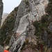 Neben dem Felszacken (links) kraxelt man in eine Scharte und klettert dann über gute Felsen am Grat weiter (I).