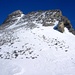 Das nahe Henglihorn (2627m; hier mit SW-Grat) wäre auch noch machbar gewesen, doch diesen Gipfel spare ich mir für den Sommer auf als Krönung des Schneebändli-Weges (T5). 