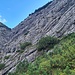Durch die Felsen unterhalb der Hanauer Hütte hat man einen Klettersteig angelegt 