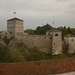 Aussicht beim Aufstieg auf den kleinen Hügel Брдо Сарлах (Vrdo Sarlah) auf die Burganlage Момчилов Град (Momčilov Grad) von Пирот (Pirot).