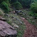 Schon kurz oberhalb von Топли До (Topli Do) beginnt der erste steile Aufstieg zu einem Plateau mit flachen Steinplatten.