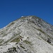 Rückblick auf den Südgrat der Steirischen Kalkspitze, wo im oberen Bereich gerade mehrere Bergwanderer absteigen.