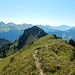 Dort vorn bog ich links ab und folgte den Wegmarkierungen über die Gmeinenwis hinunter zur Alp Tal.
