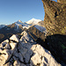 Kurz vor dem Gipfel des Festihorns: Kristallin und Quarz im Vordergrund konkurrieren mit Weiss- und Barrhorn im Hintergrund, links dahinter das Zermatter Breithorn