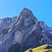 Der spitzdreieckige Grashang und der Gipfelgrat.