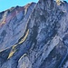Der spitzdreieckige Grashang und der Gipfelgrat.