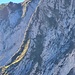 Im Zoom: der spitzdreieckige Grashang und der Gipfelgrat.