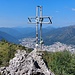 La croce sovrasta l'abitato di Lumezzane in posizione nord del Monte Conche