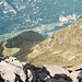 Tiefblick vom Pizzo di Claro, Pt. 2720 in den Talgrund der Riviera, 2500 Meter weiter unten.