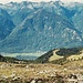 Im Abstieg gegen die Alpe di Canèe. Bis zum Talgrund sind immer noch fast 2000 Höhenmeter Abstieg zu bewältigen.