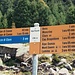 Wegweiser auf der Alpe Peurett. Der Weg zum Pizzo di Claro ist hier als Alpinwanderweg gekennzeichnet, im Gelände aber weiss-rot-weiss markiert.