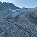 Der untere Teil des Vadrec dal Castel Nord. Die Route führt in Aufstiegsrichtung links von der unteren Gletscherzunge hinauf. Oberhalb dieser Gletscherzunge, auf ca. 2800m, quert man dann nach rechts auf den Gletscher. Weiterer Aufstieg dort in Aufstiegsrichtung mittig bis links