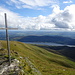 Das ist noch nicht der Gipfel. Schottische Berge tragen keine Gipfelkreuze. Dieses hier ist ein Kreuz, das vor ein paar Jahren als Andenken an einen tödlich verunglückten, einheimischen Bergretter errichtet wurde.