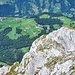 Ein nachfolgender Kletterer steht an der Kante. Hinten die für Urner Verhältnisse flachen "Schattdorfer Berge" 