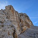 Über die Ferrata Marino Bianchi auf den Gipfel des Cristallo di Mezzo <br />Links dem Drahtseil folgend steigt man auf, rechts am Wandfuß der Abstiegsweg