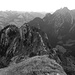 Blick vom Rocher du Midi zurück über den langen NE-Grat Richtung Tête de la Scia. Rechts darüber die 3 letzten Gipfel der geplanten Runde Rocher Plat, Rocher Pourri und Pointe de Cananéen, links dahinter u.a. Les Rodomonts und die Gastlosenkette