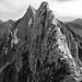 Wunderbar griffige Kletterei in grasdurchsetztem kompaktem Kalk zwischen Les Salaires W-Gipfel und Grand V, links dahinter Le Biolet