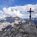 Das Steintalhörndl ist mit einem windschiefen Gipfelkreuz geschmückt. Im Hintergrund der Watzmann