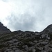 Während der Pause habe ich meinen Aufstieg zum Palfelhorn überdacht. Zum Gipfel fehlten mir noch über 400 hm, also mind. eine Stunde; mit Rückweg fast zwei Stunden. In zwei Stunden kann sich aber mit einer angekündigten Schlettwetterfront viel ändern und ich wollte keinesfalls im Regen über die steilen Platten absteigen. Erst Ende Juli wurde hier ein vermisster Berggeher tot aufgefunden. 