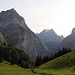 Abstieg von der Alp Baumgarten - immer mit schönem Ausblick auf den Tödi