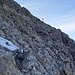 Im Aufstieg vom Gletscher über typisches T5-Gelände zum Sporn. Der anzupeilende Steinmann ist von weitem zu sehen.