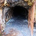 Ruscello blu-verde in uscita dalla miniera