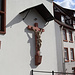 Das Kruzifix an der Aussenwand der Klosterkirche