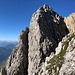 Im Aufstieg zur Ellmauer Halt - Seitenblick mit Kaiserkopf und weißen Gipfeln am Horizont.
