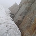 Unterhalb des Gipfels ist vor mir ein Alpinist in der Rinne zwischen Eis und Fels hinaufgeklettert. Ich folge seiner Spur.