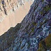 im Abstieg durch die Mauer auf 2600m, mit Tiefblick ins Brünnlital