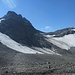Blick zu den beiden zu begehenden Gletscherteilen in Richtung Urezzasjoch, die durch Schutt abgetrennt werden